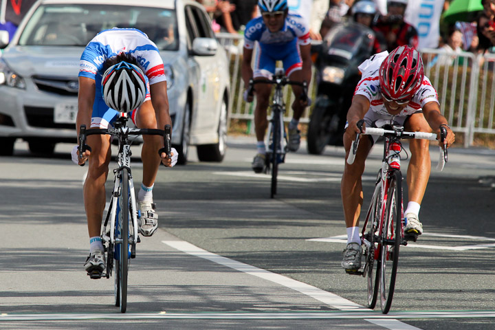 ほぼ同時にゴールした宮澤崇史(TEAM NIPPO)と畑中勇介(シマノレーシング)