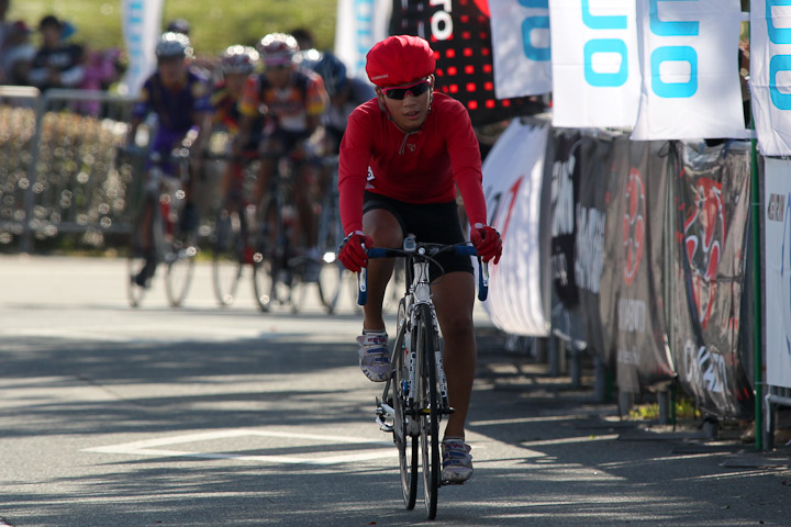 チャレンジサイクルロードレース2010九州大会 中学生優勝の久保田泰弘(山口県ジュニアサイクルスポーツクラブ)なんと先にスタートした高校生全員を抜いてゴール