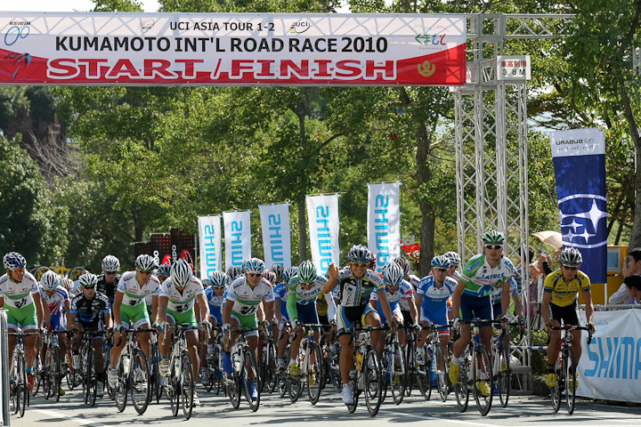 昨年覇者の中島康晴(TEAM NIPPO)中央でスタート