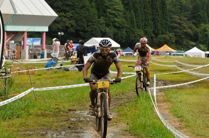 1周目先頭を走る小野寺健(SUBARU/TREK MTB Team)