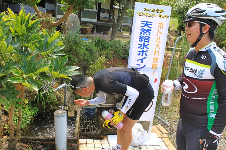 天然湧水の給水ポイント 地元の民家が申し出てくれたそうだ