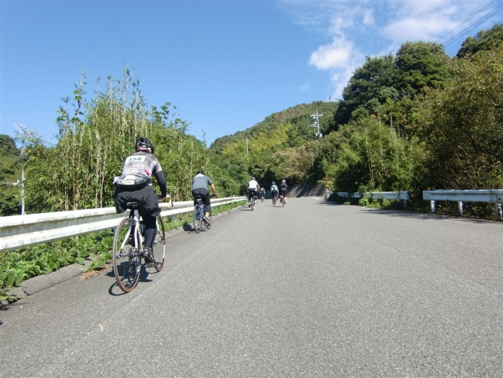 大島の田浦峠(平均斜度9%)は最初の関門!
