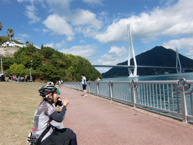 多々羅大橋の景色をおかずに昼食。こりゃ旨いはずだ!