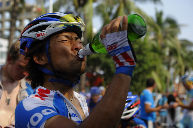 レース後、土井雪広(スキル・シマノ)が気持ちよくビールを飲む