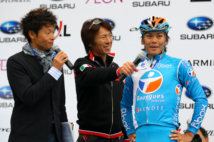 スタート前にステージに上がる新城幸也(Bboxブイグテレコム)