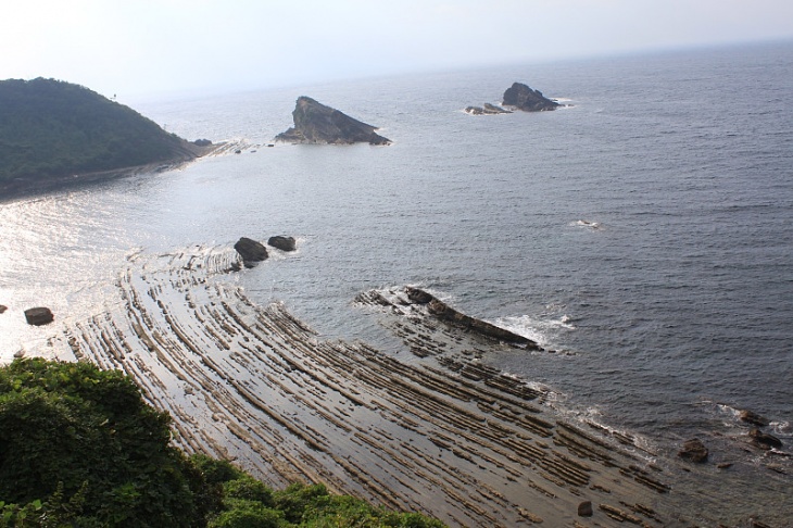 侵食した海岸地形と洞窟で有名な加賀の潜戸(くけど)を見ながらの断崖のコース