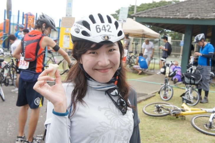 新婚旅行のお二人も、笑顔で60km地点を迎えています。
