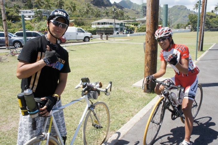 サポートの橘田くんとシングルバイクで熱い走りを繰り広げる大河原さん。