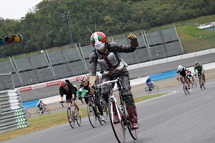 仮面ライダーV3も走る!