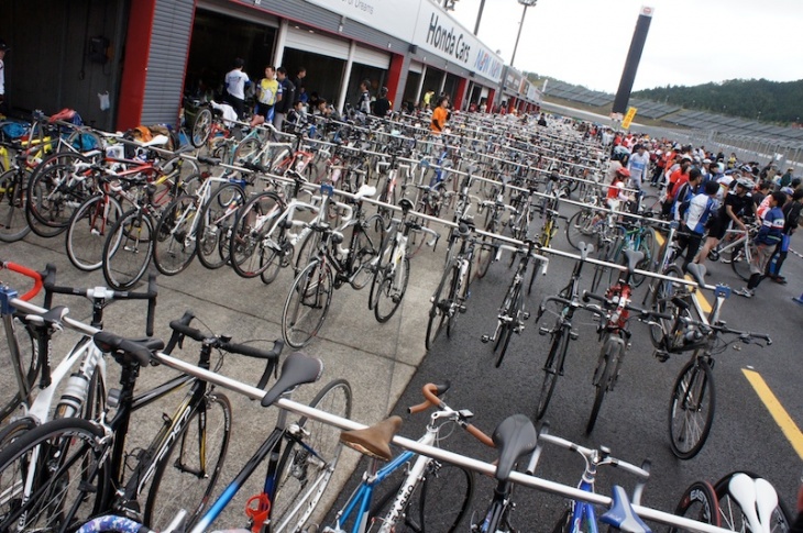 広いもてぎのピットもこの日ばかりは自転車で埋め尽くされる