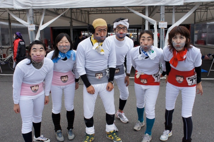 会社の仲間で参戦した、変なおじさん?チーム。ハイ、ポーズ!