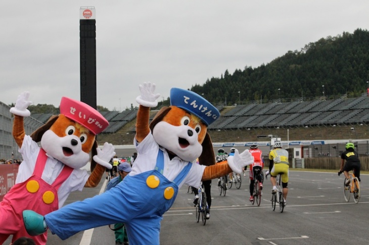 てんけんくんとせいびちゃんがゴールでお出迎え