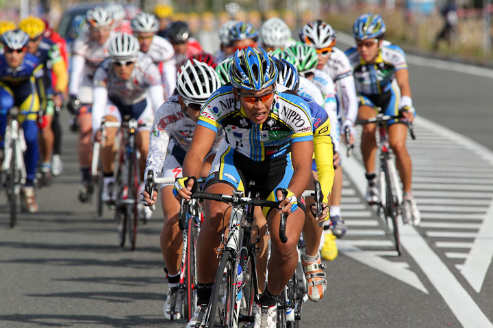 48分経過、逃げをほぼ一人で追う佐野淳哉(TEAM NIPPO)