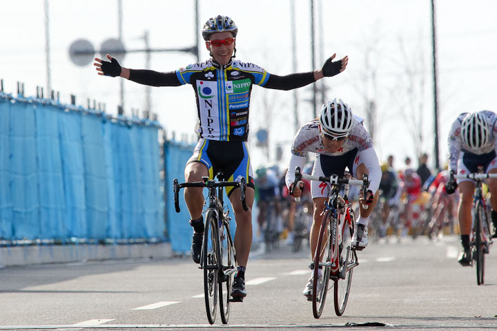 藤岡徹也(TEAM NIPPO)がクムサン2人を相手に優勝。メイン集団は届かず