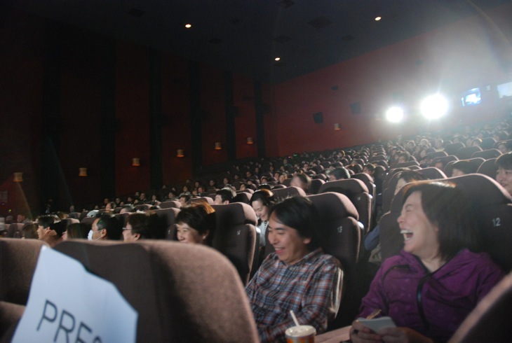 広い映画館内は満席!たくさんの笑顔で満ちた