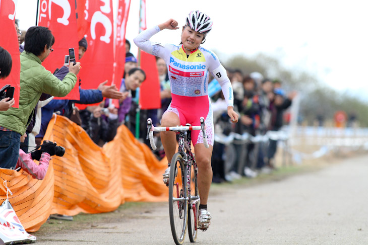 エリート女子 ガッツポーズでゴールする豊岡英子(パナソニックレディース)