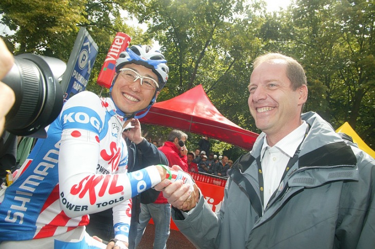 2009年ツールにて、初出場の別府史之(日本、スキル・シマノ)とともに