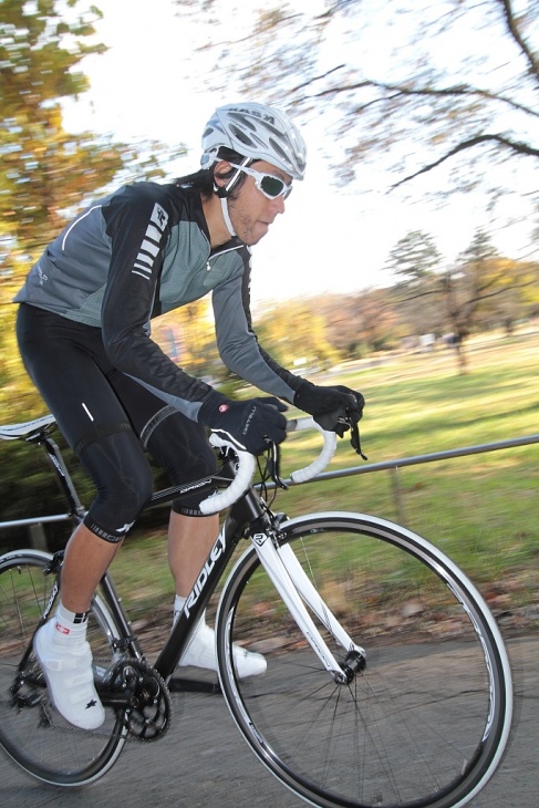 扱いやすい剛性感でスピードを乗せやすく、ベテランライダーでも食指を動かされるフィーリング(吉本司)