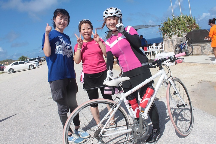 いつまで待っても第3ライダーの吉田さんが来ない....待ちぼうけの児山麻子さん(右)と応援の2人