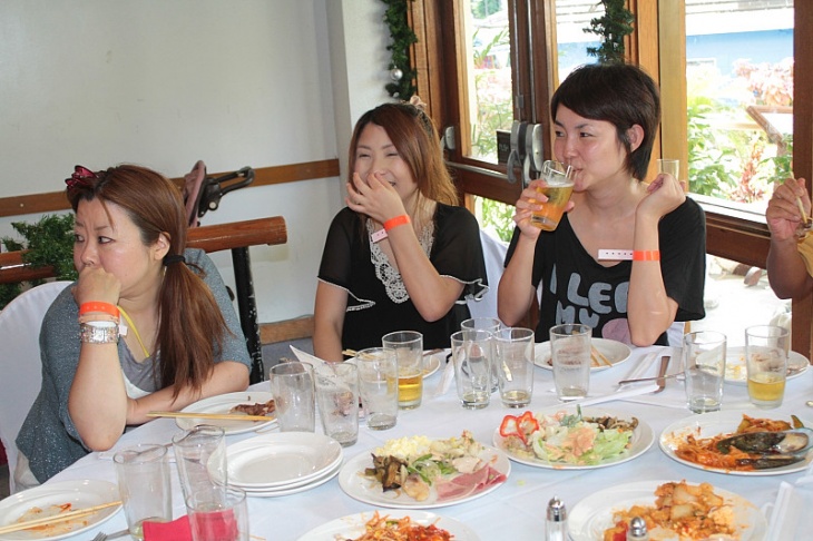表彰式をみながら食事を楽しむ。まさかこの後表彰に呼ばれるなんて!