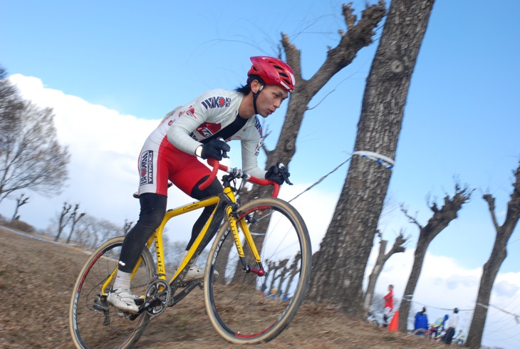 先頭を独走する池本真也(和光機器・タムラクラブ)