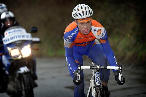 ラスト53km地点から独走するセバスティアン・ラングヴェルト(オランダ、ラボバンク)