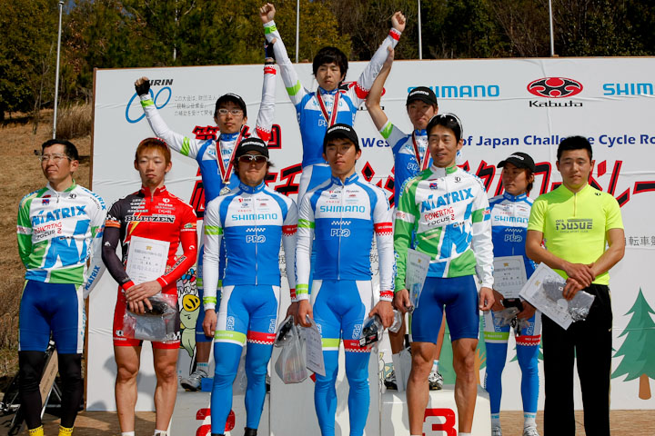 A-E シマノ勢6人らコンチネンタルチームに加え池部壮太(右端、津末サイクルスポーツクラブ)が入賞