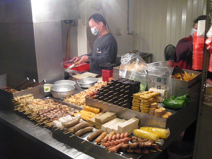 地元屋台の串あげ屋さん。はじめて見る食材やなかなか食べる勇気がでなかったものも。でも見た目よりはるかに美味しかった!
