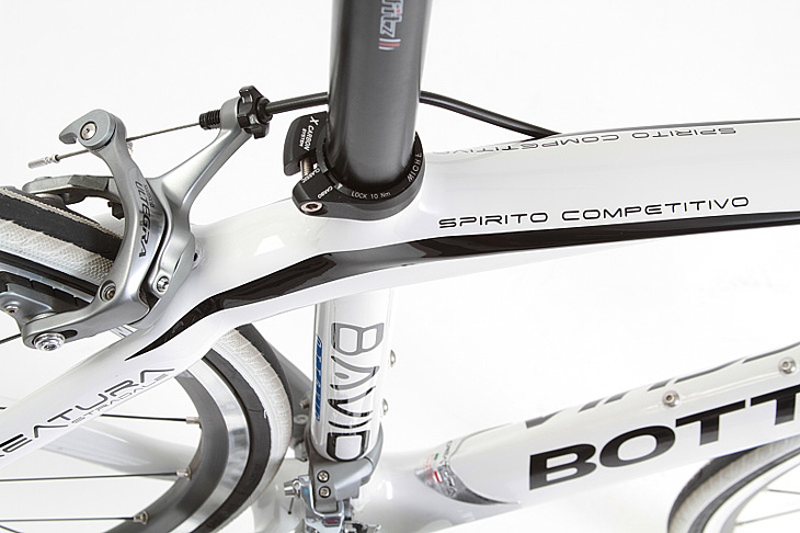 トップチューブ後方に入る「SPIRITO COMPETITIVO(競技スピリット)」のロゴ