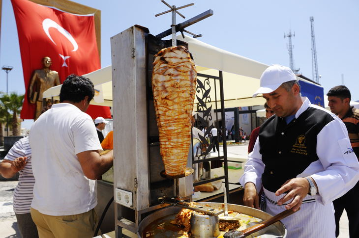 トルコ名物ケバブがスタート地点で振る舞われた