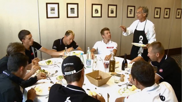 映像クルーはチームの内部へと入っていく(ビヨンド・ザ・プロトン 2010)