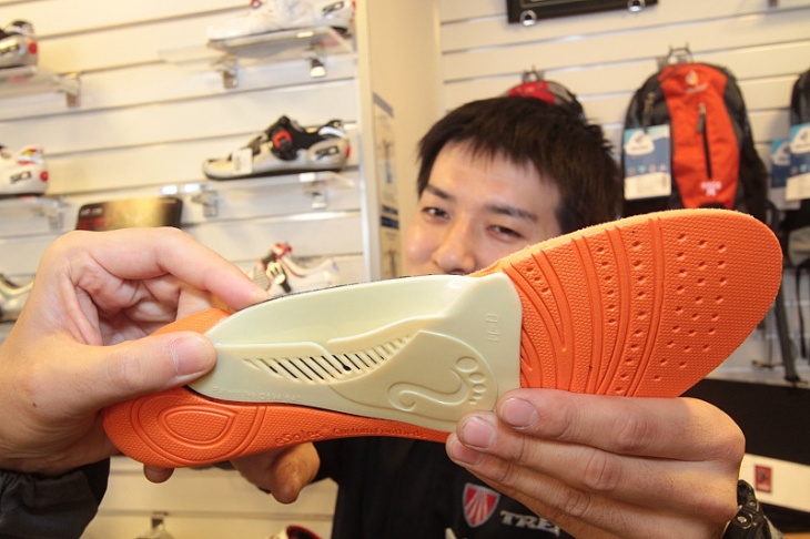 2ピース構造のeSolesインソール。土踏まずをサポートする部分には樹脂製のパーツを使用し、疲労の原因となるアーチの落ち込みを防止する