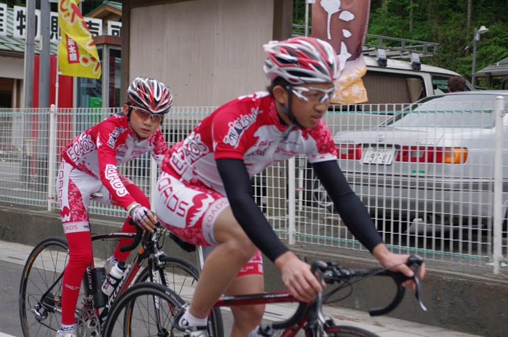 石上優大選手(写真奥)と谷口正洋選手