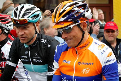 スタート前に談笑するイェンス・フォイクト(ドイツ、レオパード・トレック)とグリシャ・ニアマン(ドイツ、ラボバンク)