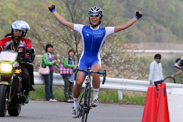 1b 吉岡直哉(京都産業大学)が独走優勝