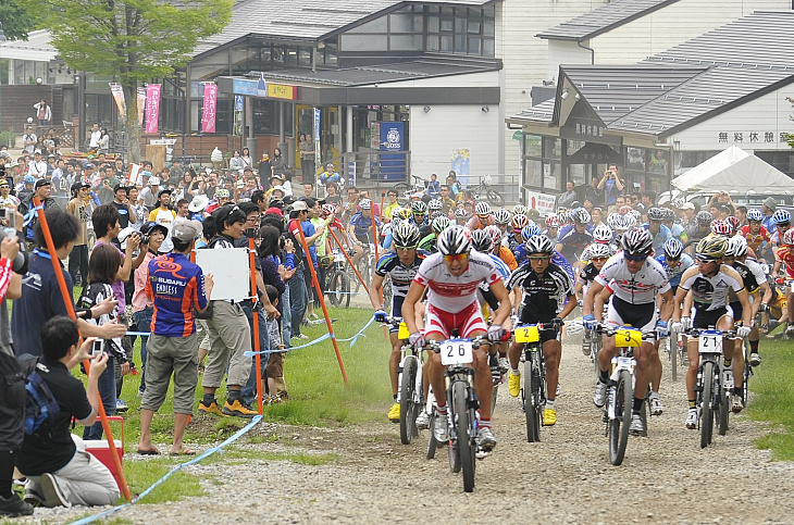 エリート男子クロスカントリーのスタート 山本幸平(チームブリヂストン アンカー)がアタックを決める