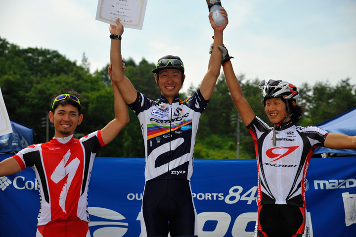 エリート男子表彰 左から小野寺健(TEAM SPECIALIZED)・斉藤亮(チーム コラテック)・平野星矢(チームブリヂストン・アンカー)