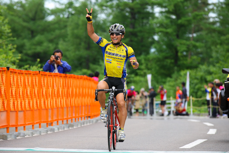 連覇を達成した山本元喜(鹿屋体育大学)がVサインでゴール