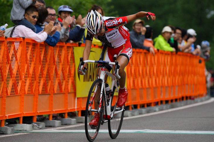 女子エリート ゴール前で片山を振り切ってゴールする萩原麻由子(サイクルベースあさひレーシング)