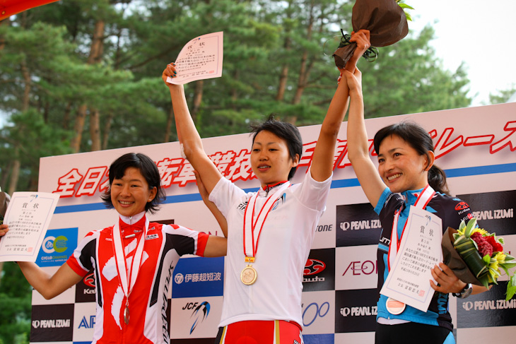 女子エリート 表彰台、左から2位片山梨絵(SPECIALIZED)、優勝萩原麻由子(サイクルベースあさひレーシング)、3位西加南子(LUMINARIA)