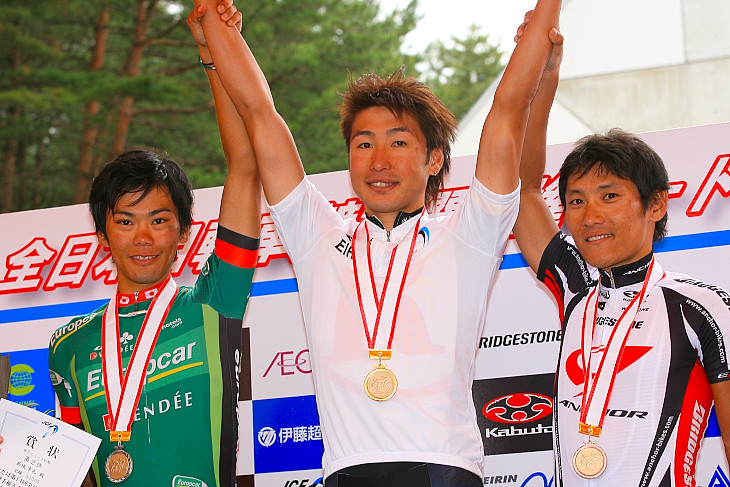 全日本チャンピオンのタイトルを獲得した別府史之(レディオシャック)、3位清水都貴(ブリヂストンアンカー)2位新城幸也(ユーロップカー)、