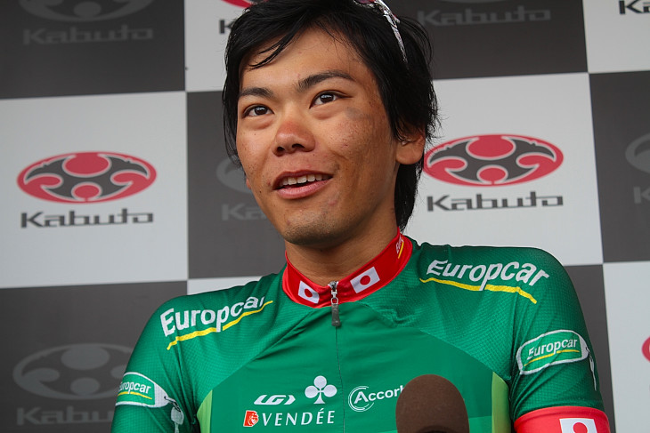 レース後の記者会見に臨む新城幸也(ユーロップカー)