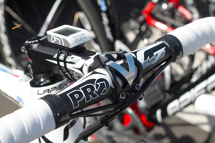 FDJがTT以外のステージで投入するマシンは、PROのVIBEシリーズのハンドルバーとステムが搭載されている。サイクルコンピュータもPROの製品だ