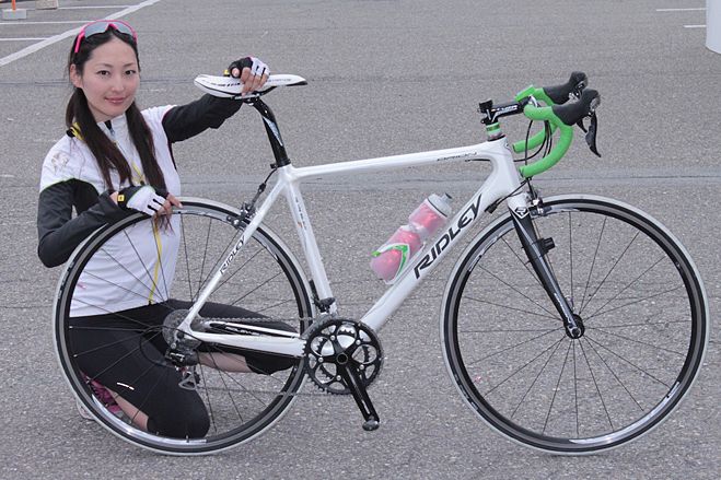 美崎さんの愛車はリドレーのカーボンバイク、オリオン。ピラーの長さに注目。まるで外人選手のバイクのようにカッコイイ!