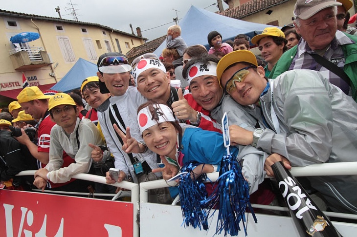 日本からのファンはハチマキ「必勝」!