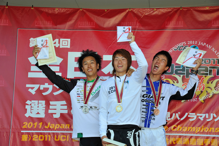 DHIシニアエリート表彰 井手川直樹(Devinci/SUNSPI.com)・清水一輝(AKI FACTORY TEAM)・青木卓也(TEAM GIANT)