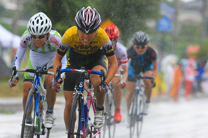 積極的に走る高橋 奈美(Vitesse-Serotta-Feminin)