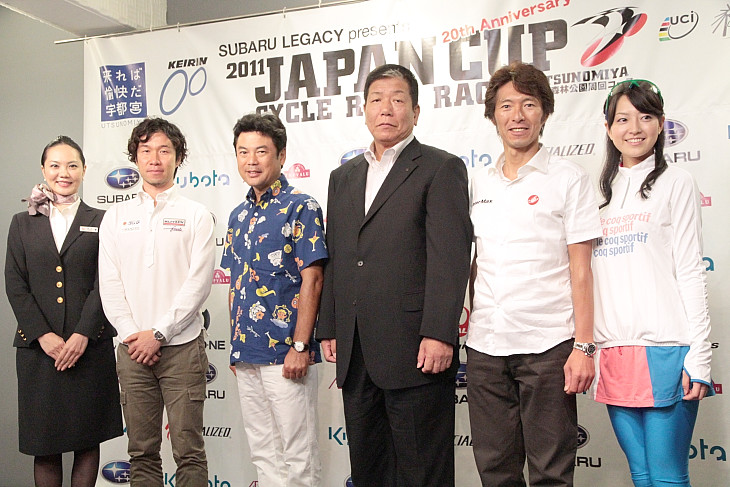 JALキャビンアテンダントの岡本亜希子さん、宇都宮ブリッツェン監督の栗村修さん、佐藤栄一 宇都宮市長、日本自転車競技連盟会長 富原忠夫さん、大会オブザーバーの今中大介さん、大会PRキャラクターの近藤未来さん
