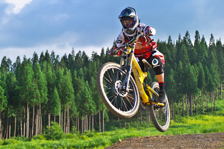 福井和泉スキー場MTBパークで走る末政美緒(Team FUNFANCY/INTENSE)