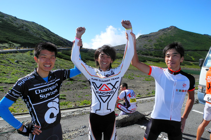 山頂で勝利のポーズ!左から森正(宮川医療少年院デュアスロンクラブ)・長沼隆行(VAX MIZUTANI GD)・矢部周作(ハイカラデザインラボ+山岳部)